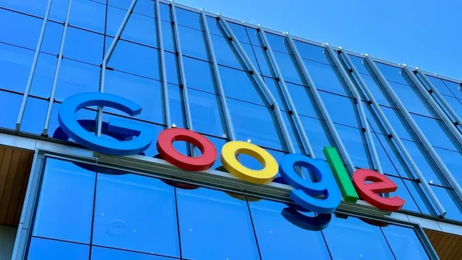 Az Amerikai Korm&aacute;ny Fontolgatja, hogy K&ouml;telezi a Google-t a Feloszl&aacute;sra a Versenyjogi &Uuml;gyben