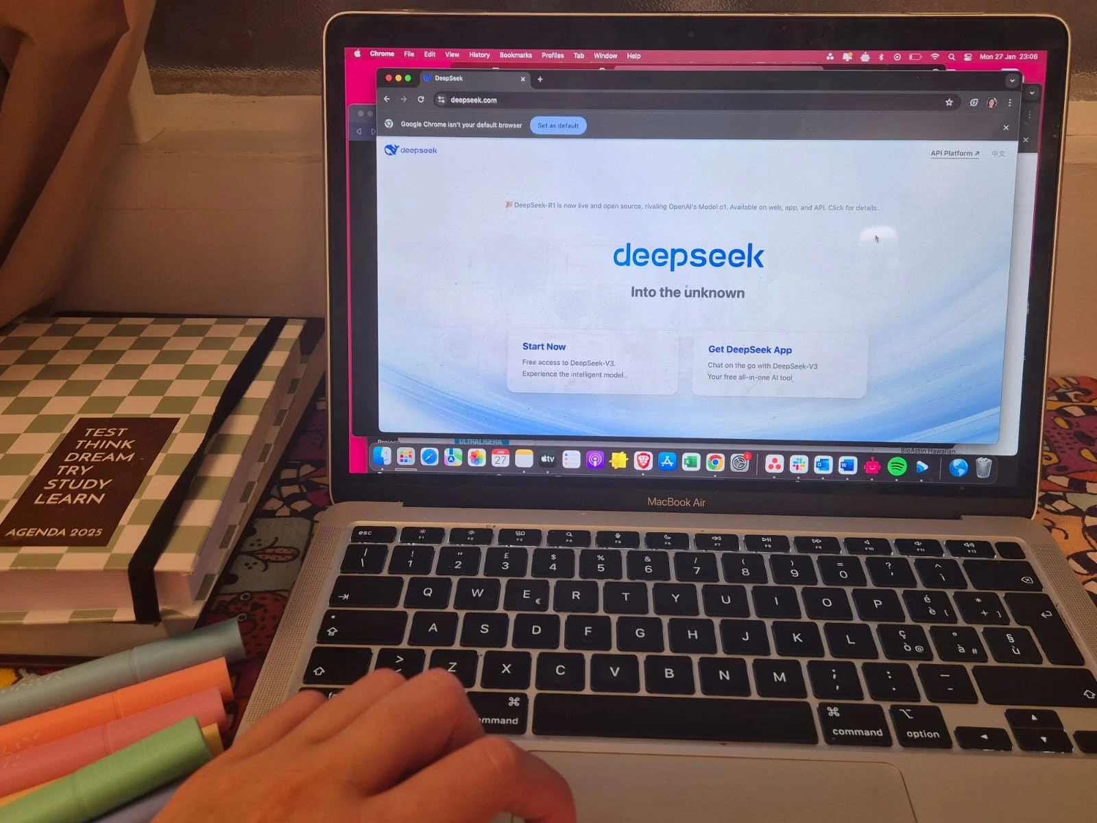 A DeepSeek Korlátozza a Regisztrációkat a Kibertámadásokat Követően