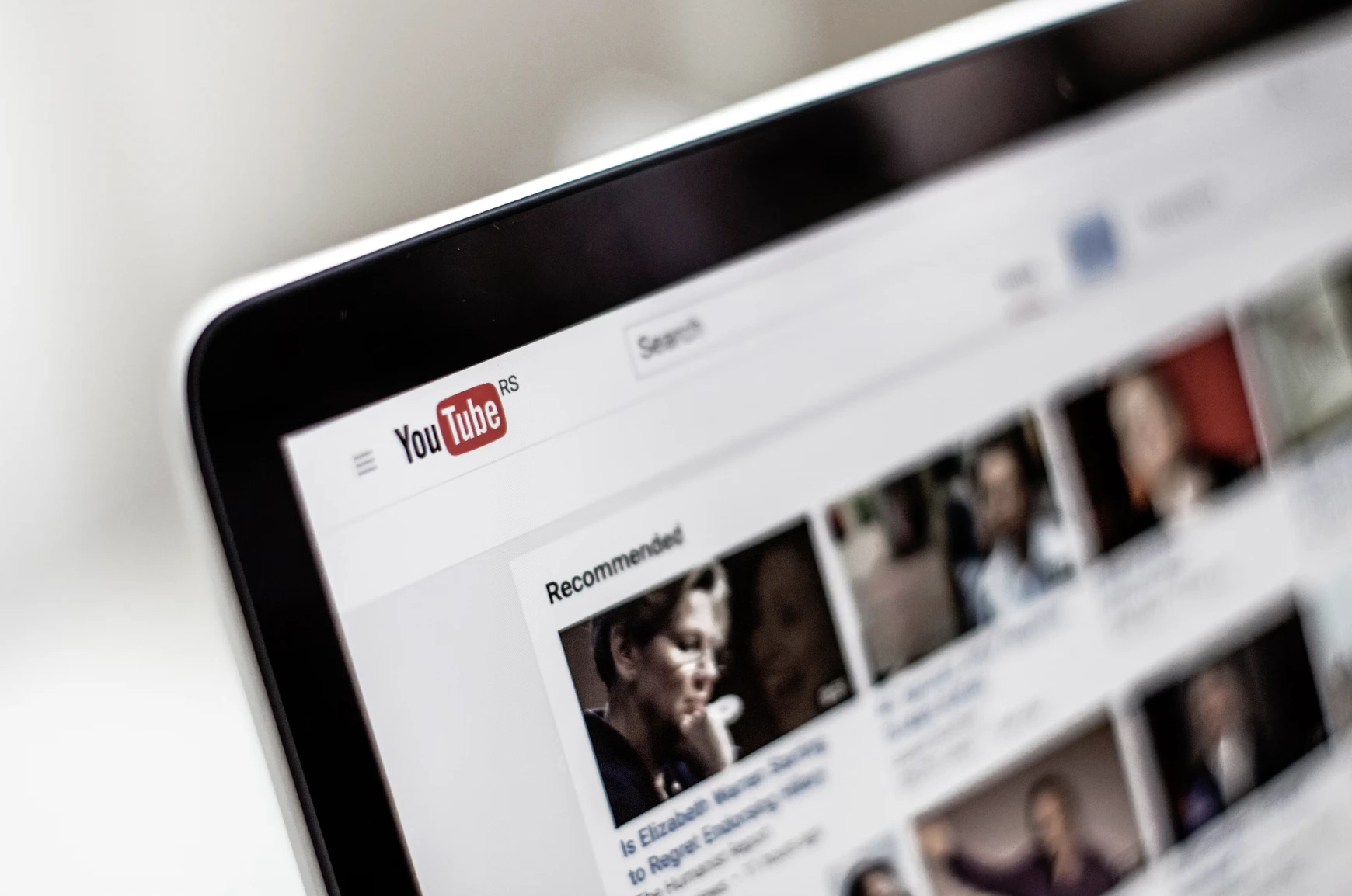 Hackerek zsarolják a YouTubereket, hogy terjesszék a kártékony szoftvereket
