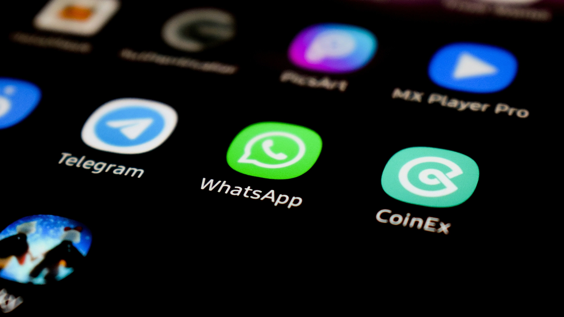 A WhatsApp bevezeti a hirdetéseket a Státuszba és fizetős csatornafunkciókat ad hozzá