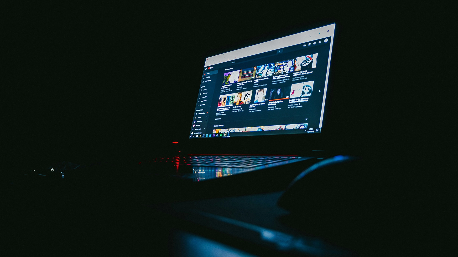 A YouTube titokban mesterséges intelligenciát használt a alkotók videóinak módosítására engedély nélkül